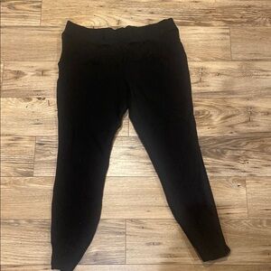 Women’s elastic waist leggings with back pockets.